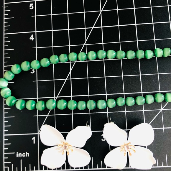 Vintage Green Moonglow Bead Necklace & Mod Flower Earrings - Picture 10 of 13